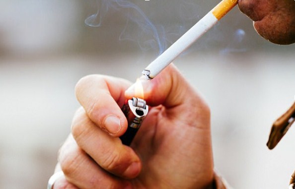 Hút thuốc lá làm tăng nguy cơ gặp biến chứng suy giãn tĩnh mạch
