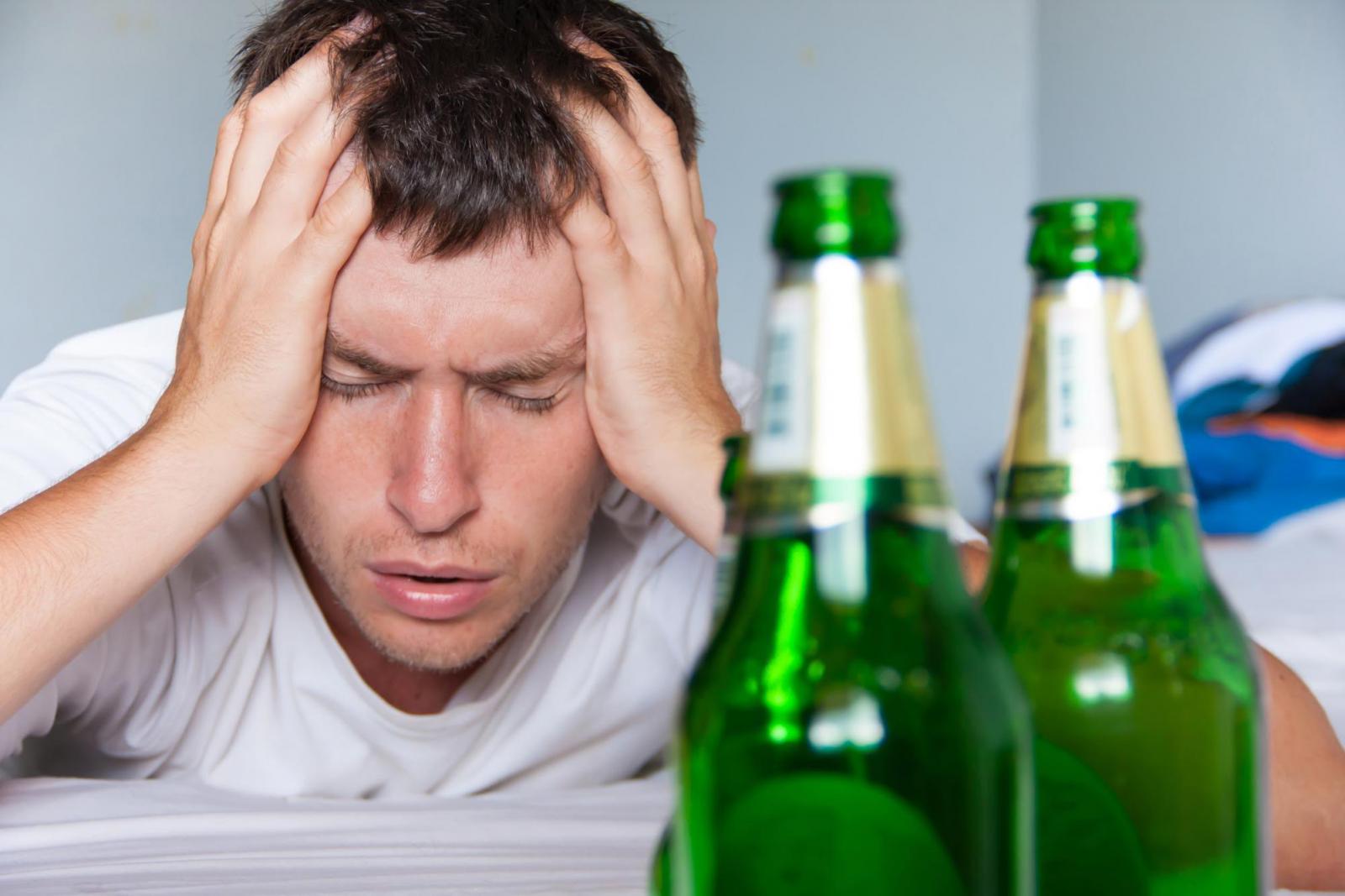 Vì sao uống rượu gây đau đầu?