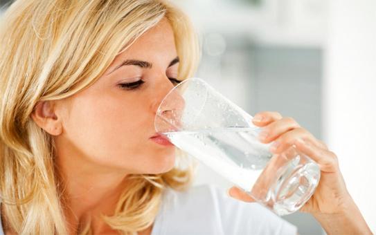 Khát và uống nhiều nước là dấu hiệu cảnh báo bạn có thể đang bệnh tiểu đường