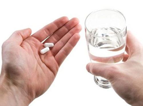 Uống corticoid giúp giảm đau nhanh khi bị cơn gút cấp tấn công