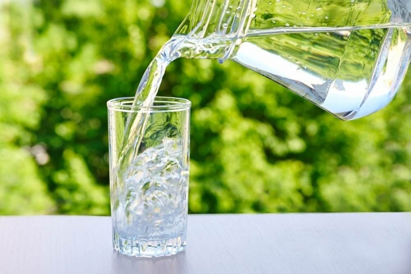 Người bệnh gút nên uống khoảng 2 lít nước mỗi ngày