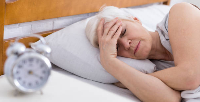 Người cao tuổi dễ bị mất ngủ do thiếu hụt hormon tăng trưởng HGH