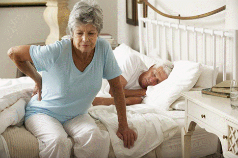 Đau nhức xương khớp gây mất ngủ ở người già