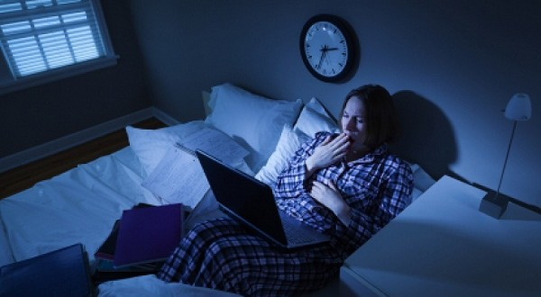 Thức khuya thường xuyên dẫn đến tình trạng khó ngủ, trằn trọc