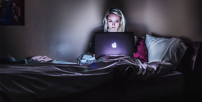 Sử dụng máy tính gần giờ đi ngủ khiến người trẻ tuổi khó ngủ