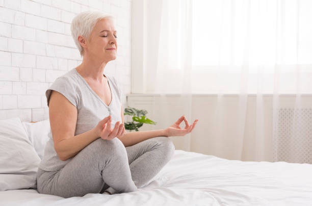 Ngồi thiền thư giãn tinh thần trước khi đi ngủ sẽ giúp người cao tuổi dễ ngủ hơn