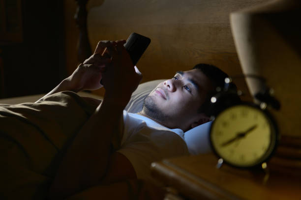 Sử dụng thiết bị điện tử là một nguyên nhân khiến bạn bị khó ngủ trằn trọc