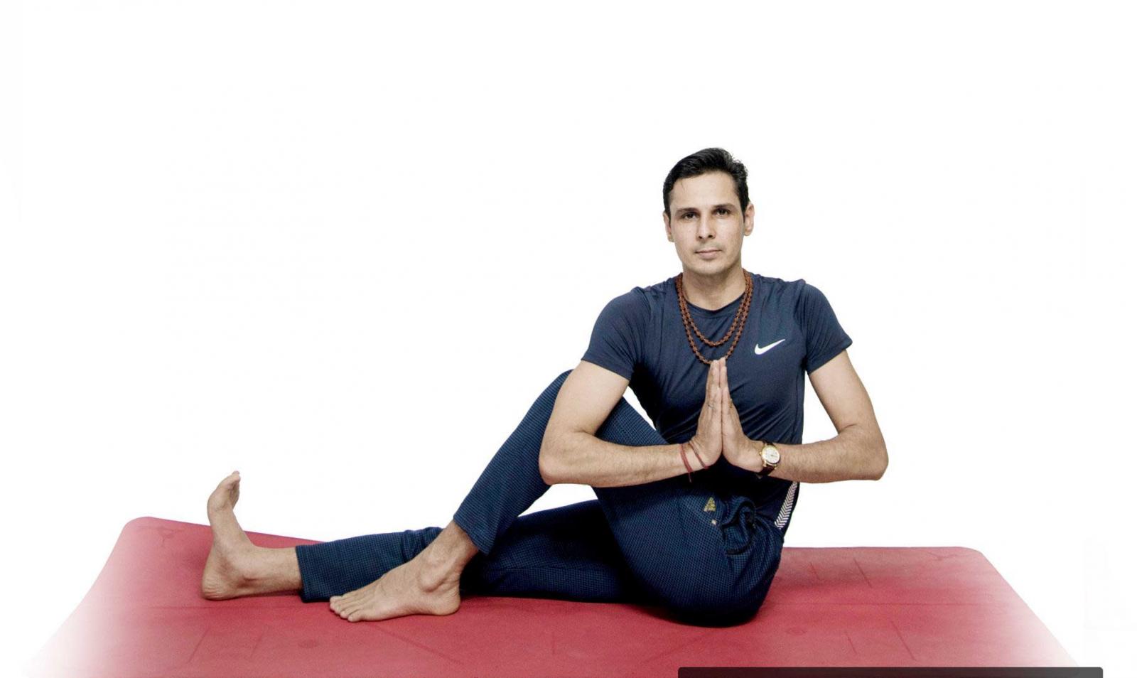 Tư thế yoga biến thể vặn mình