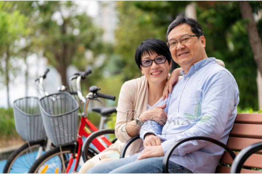  Chú Ba Minh (60 tuổi) và vợ luôn quấn quýt bên nhau