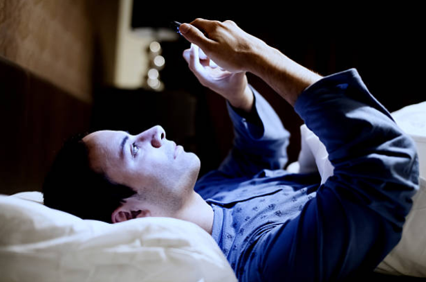 Dùng thiết bị điện tử trước khi ngủ gây mất ngủ