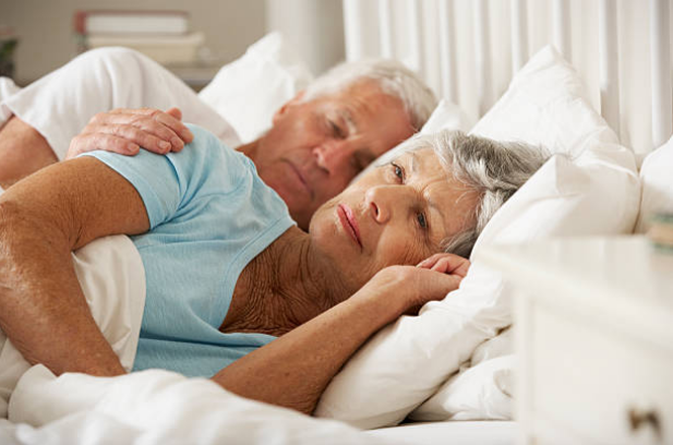 Người cao tuổi dễ bị mất ngủ do thiếu hụt hormon tăng trưởng