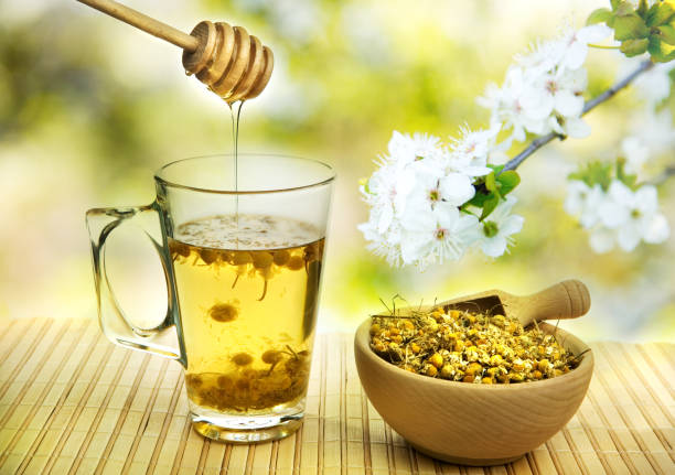 Uống một ly trà mật ong hoa cúc sẽ giúp bạn dễ ngủ hơn