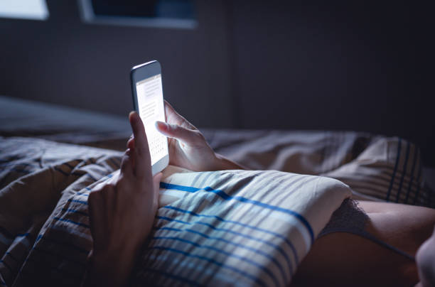 Sử dụng điện thoại gần giờ đi ngủ khiến bạn khó ngủ, mất ngủ