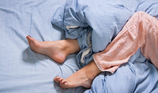 Hội chứng chân không yên khiến người bệnh dễ bị tỉnh giấc giữa đêm