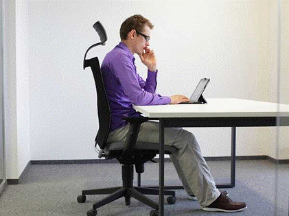 Công việc ngồi lâu tăng nguy cơ mắc suy giãn tĩnh mạch chân