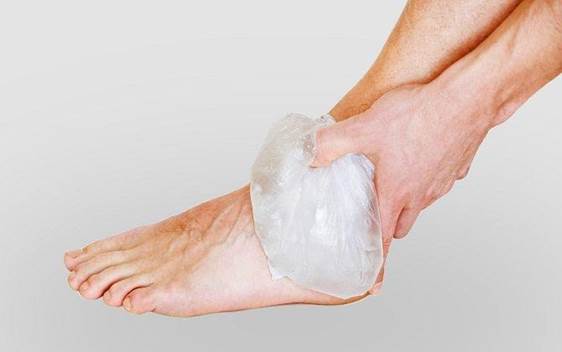 Chườm đá lạnh sẽ giúp giảm đau nhức chân nhanh chóng