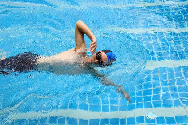 Bơi lội giúp cải thiện giãn tĩnh mạch chân