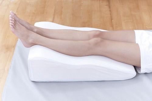Người bệnh suy giãn tĩnh mạch chân nên kê cao chân khi ngủ