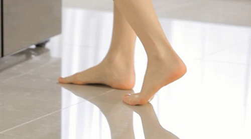 Đi chân trần giúp khắc phục tình trạng chuột rút