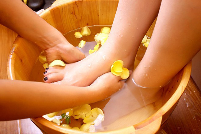 Ngâm chân kết hợp với massage sẽ giúp giảm triệu chứng khó chịu của bệnh suy giãn tĩnh mạch