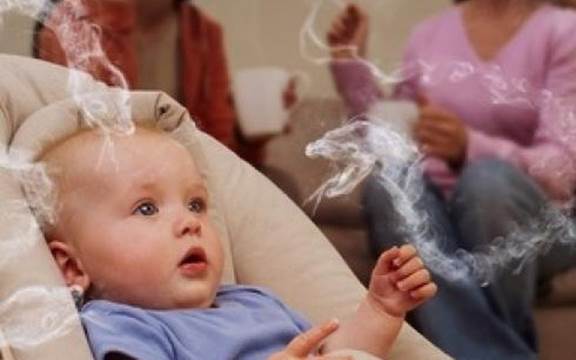 Trẻ em – đối tượng dễ bị tổn thương nhất khi phải hút thuốc lá thụ động