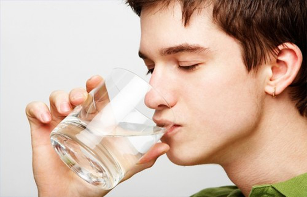 Uống nhiều nước giúp bạn tạm quên đi cơn thèm thuốc