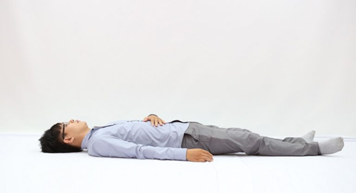 Massage bụng ở tư thế nằm nhằm hỗ trợ chữa viêm đại tràng tại nhà