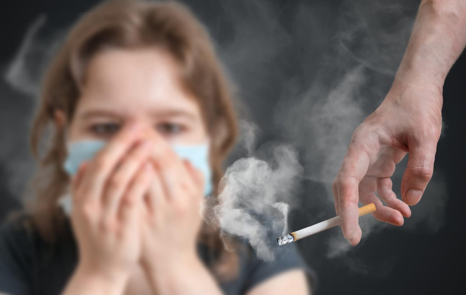Phụ nữ hít phải khói thuốc lá sẽ bị mãn kinh sớm
