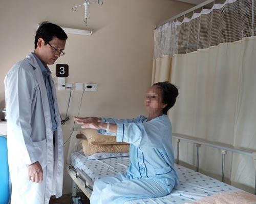 Một bệnh nhân Parkinson đang được điều trị tại Bệnh viện Đại học Y Dược TP HCM