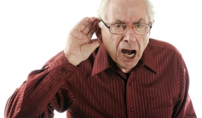 người già bị suy giảm thính lực